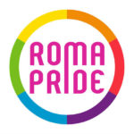Logo Roma Pride, cerchio arcobaleno colorato che circonda la scritta ROMA PRIDE in stile fucsia, colore vivace e design moderno